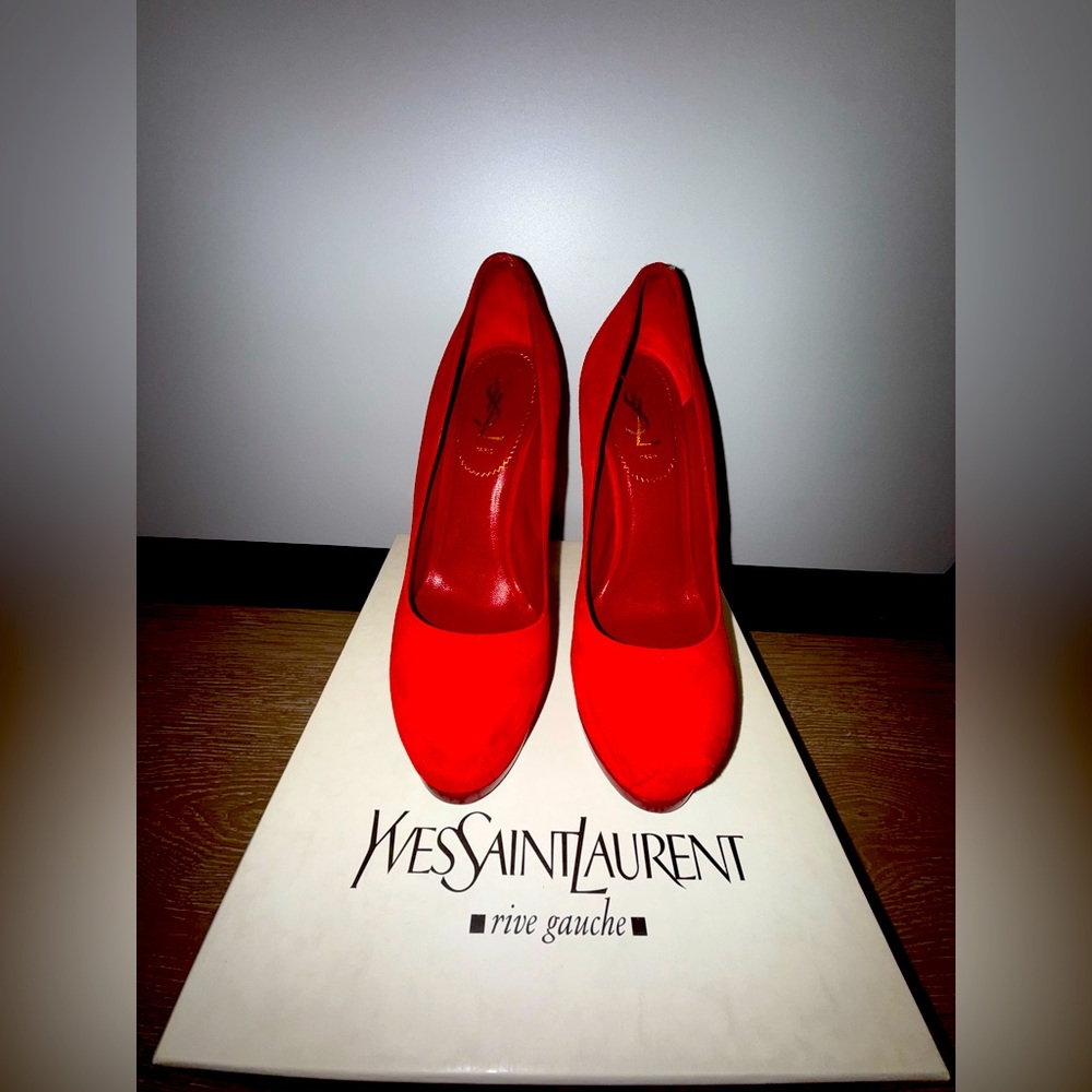 AUTHENTIC Yves Saint Laurent Tribute Too suede red pump. 38.5. W/ box.
